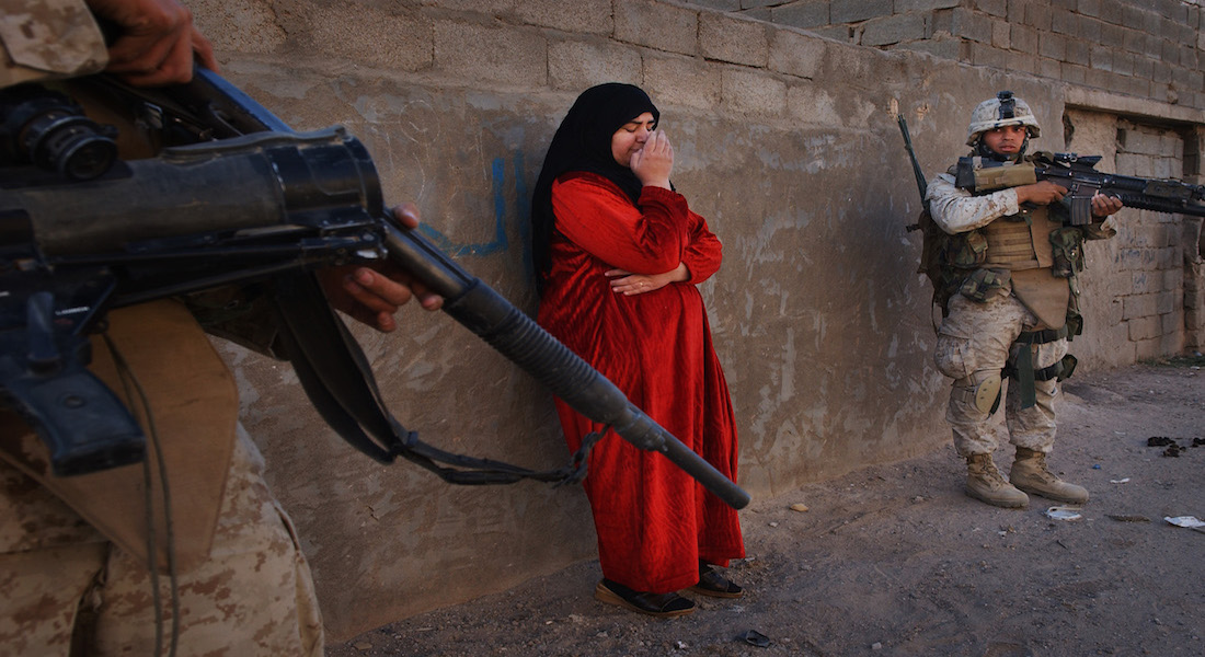 Hus gennemsøges i Husaybah, Irak, november 2005, Johan Spanner